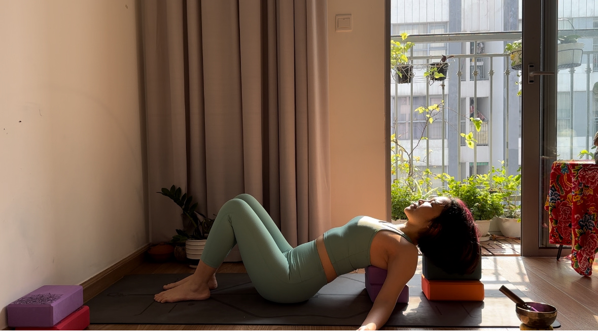 Tuyết nằm thả lỏng lưng trên gạch tập, nắng chiếu vào phòng