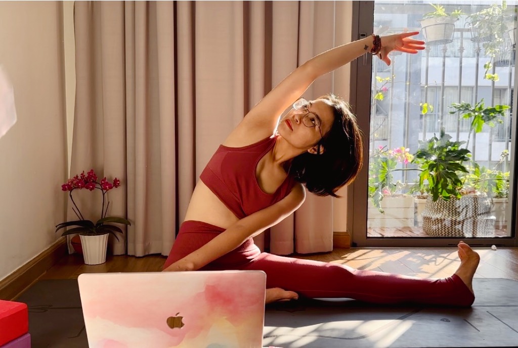 Tuyết ngồi duỗi chân, nghiêng người vươn tay sang bên, nắng sớm chiếu qua ban công đầy cây xanh